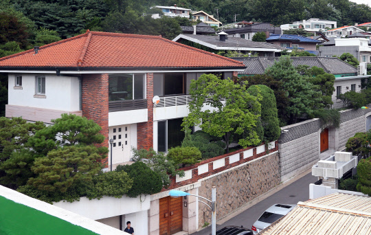 추징금 미납' 전두환 연희동 자택 51억3천700만원에 낙찰      (서울=연합뉴스) 미납 추징금 환수를 위해 공매에 부쳐진 전두환 전 대통령의 서울 서대문구 연희동 자택이 6번째 공매 끝에 21일 오전 51억3천700만원에 낙찰됐다. 2019.3.21 [연합뉴스 자료사진]      hkmpooh@yna.co.kr  (끝)